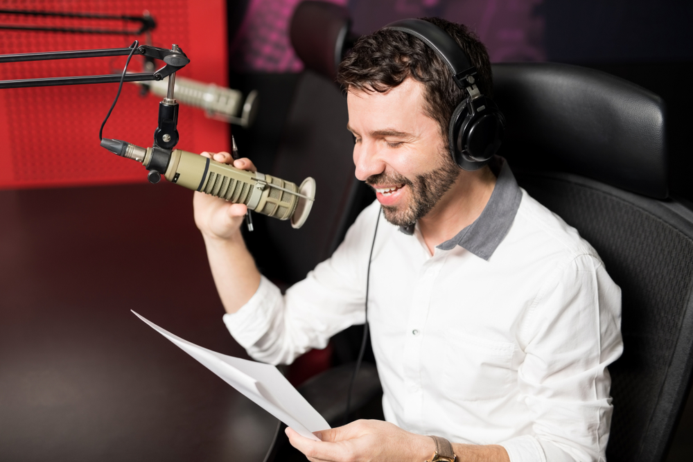 Homem fazendo trabalho de Locução